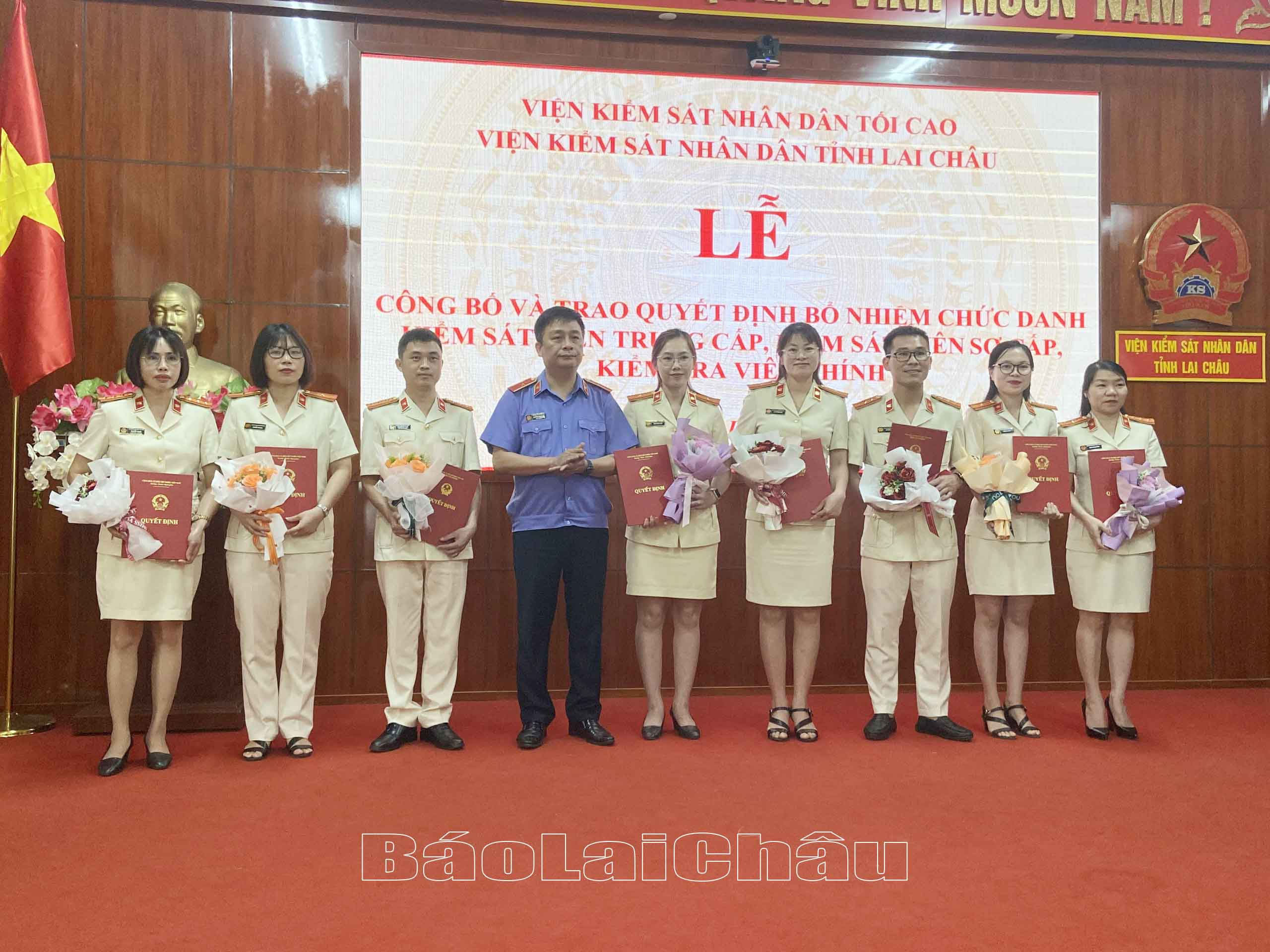 Thừa ủy quyền của lãnh đạo Viện Kiểm sát Nhân dân tối cao, đồng chí Nguyễn Hồng Quân – Viện Trưởng Viện Kiểm sát Nhân dân tỉnh trao quyết định bổ nhiệm KSV trung cấp, KSV sơ cấp cho các cá nhân. 